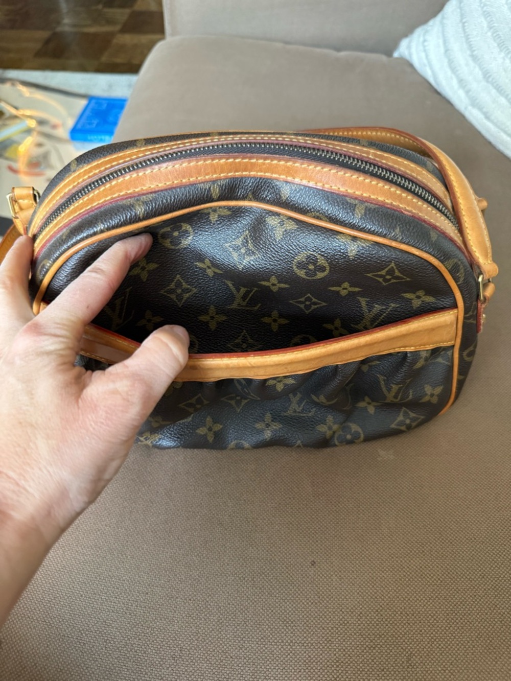 Louis Vuitton Monogram Canvas Shoulder Bag with Tan Trim - Picture 4 of 16